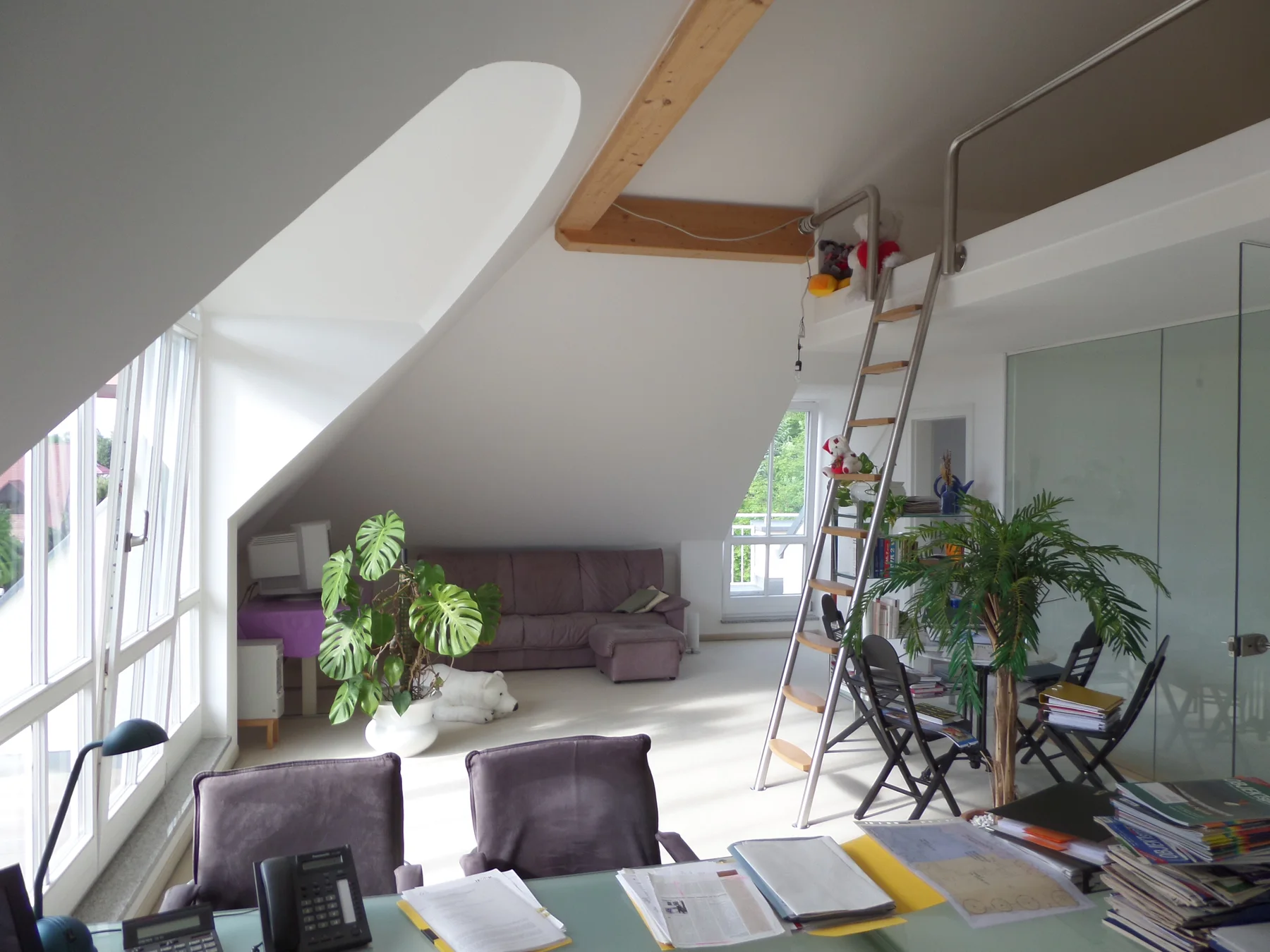 https://www.immobilienheinrich.com/wp-content/uploads/2021/09/Exklusive_Villenhaelfte_Dachraum_06.webp