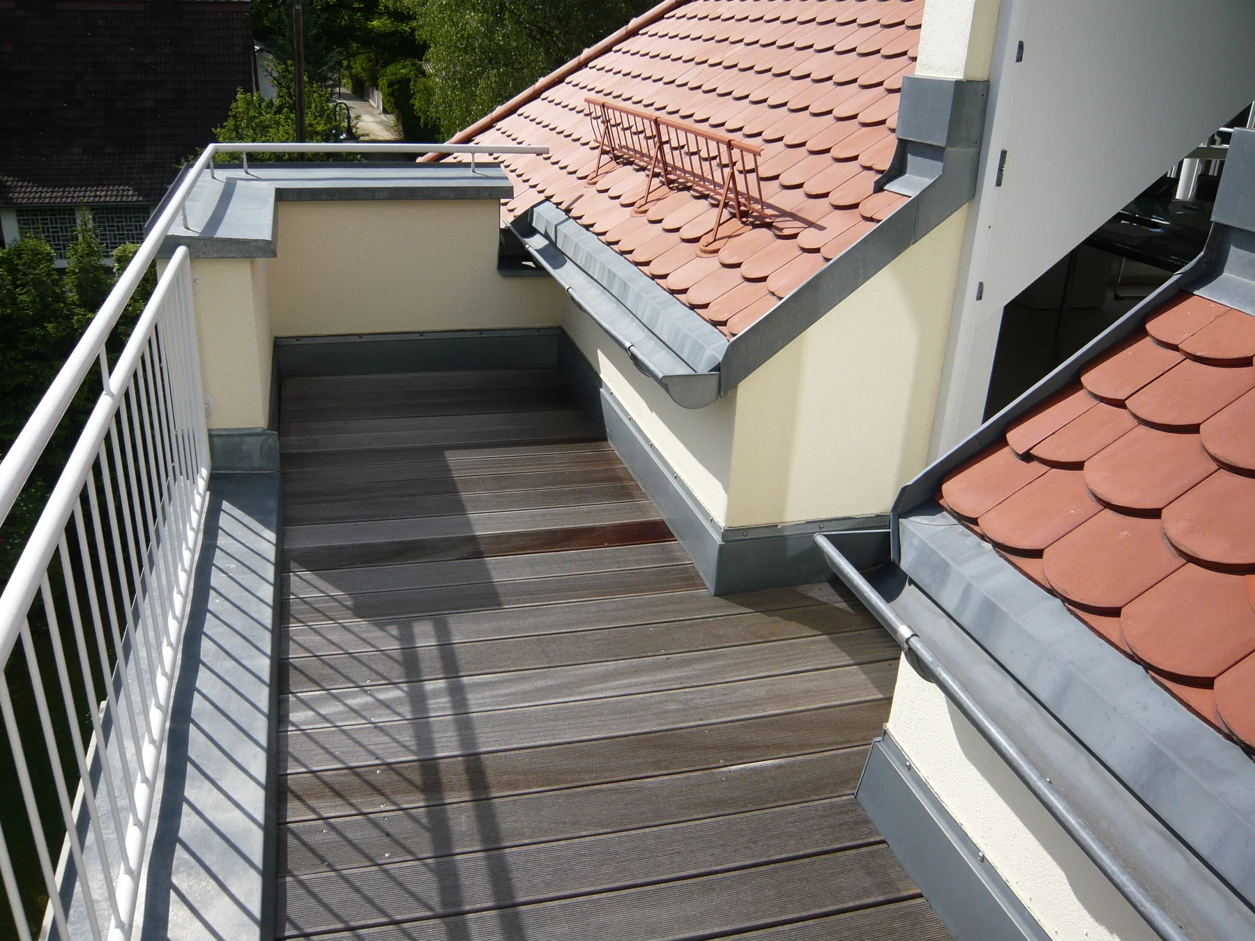 https://www.immobilienheinrich.com/wp-content/uploads/2021/09/Exklusive_Villenhaelfte_Dachterrasse_03.webp