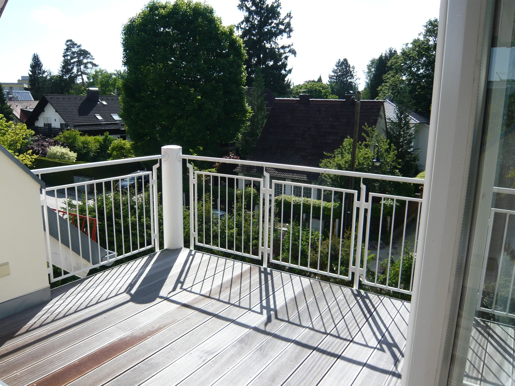 https://www.immobilienheinrich.com/wp-content/uploads/2021/09/Exklusive_Villenhaelfte_Dachterrasse_04.webp