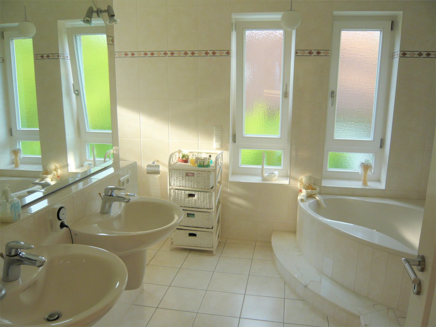 https://www.immobilienheinrich.com/wp-content/uploads/2021/09/Exklusive_Villenhaelfte_Luxusbad_05.webp