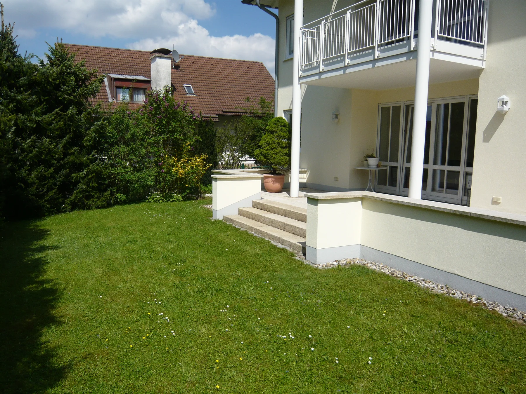 https://www.immobilienheinrich.com/wp-content/uploads/2021/09/Exklusive_Villenhaelfte_Terrasse_02.webp